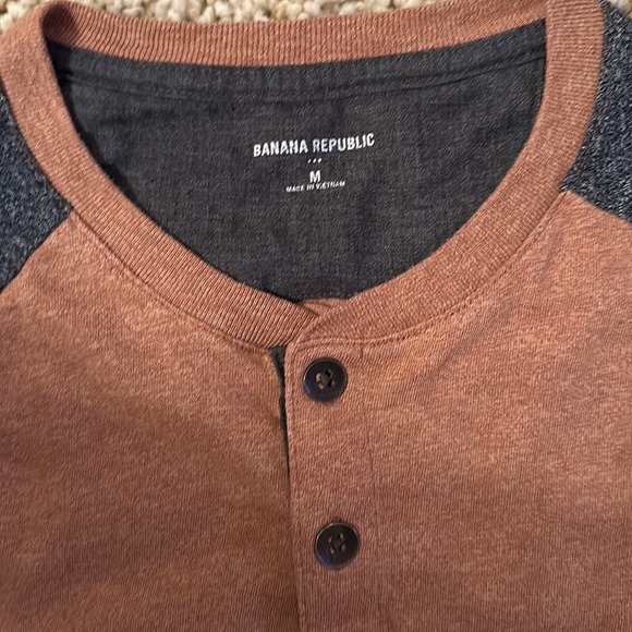 Men’s Banana Republic long sleeve Henley T-shirt - Picture 3 of 3